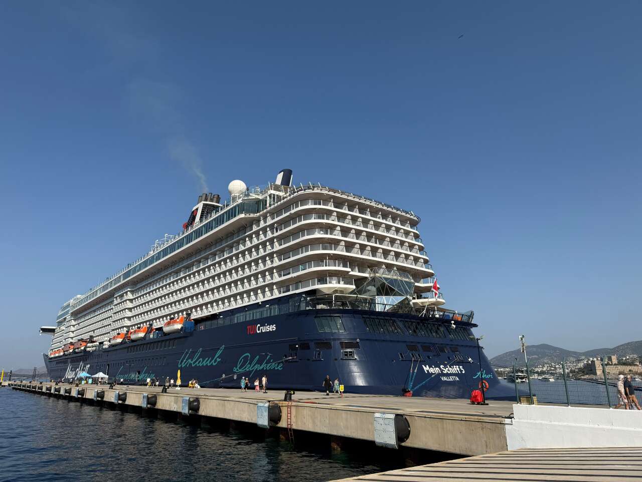 Bodrum'a Dev Kruvaziyer Mein Schiff 5, 2 Bin 746 Yolcusuyla Bodrum Limanı'na Demir Attı 1